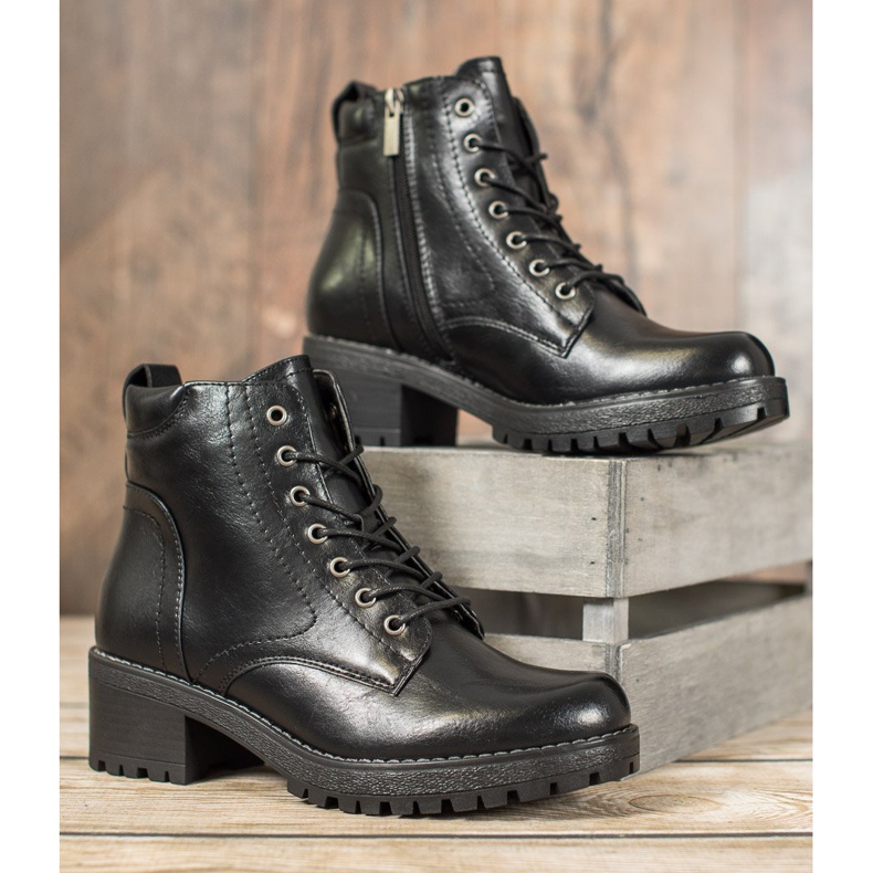 Filippo Tramperos en la plataforma negro 2