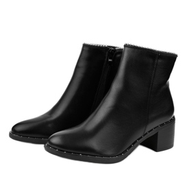 Botines negros en el poste J518 2