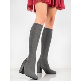 SHELOVET Botas caladas en un poste gris 1