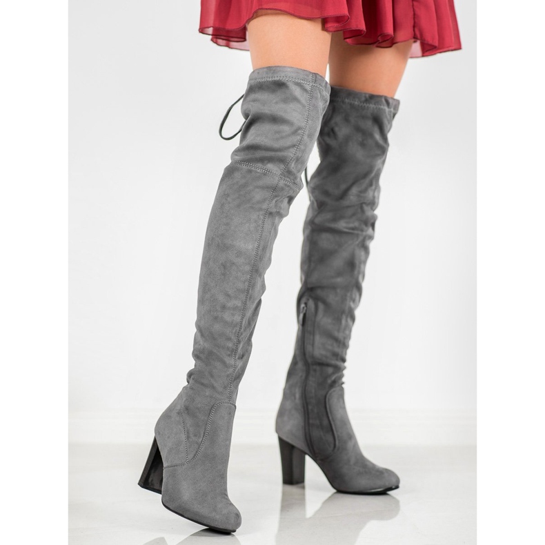 Vesuvio Botas grises en el poste 2 Vesuvio Botas grises en el poste 2