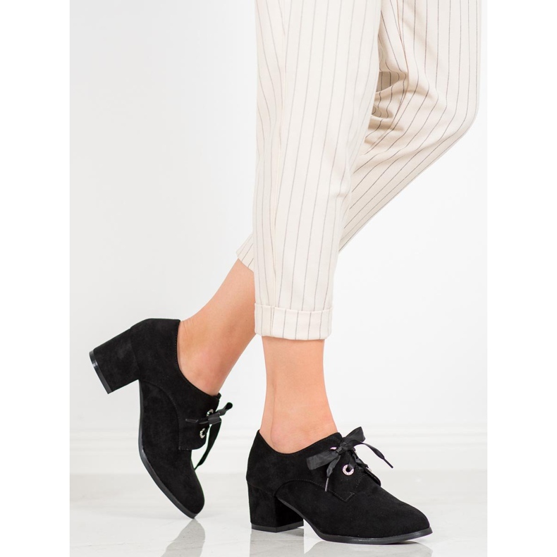 SHELOVET Bombas atadas en un pilar negro 1