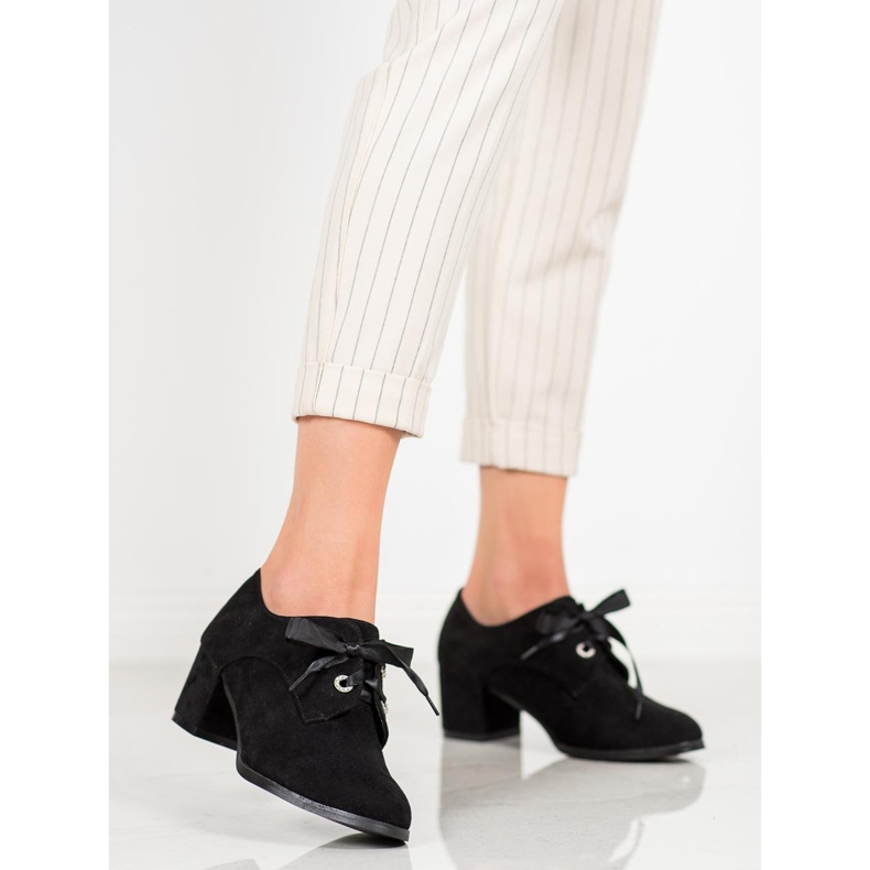 SHELOVET Bombas atadas en un pilar negro 2