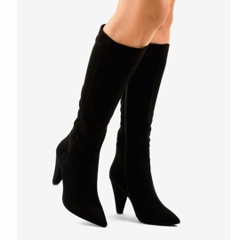 Botas de mujer de ante negro en el puesto 8677 2 Botas de mujer de ante negro en el puesto 8677 2