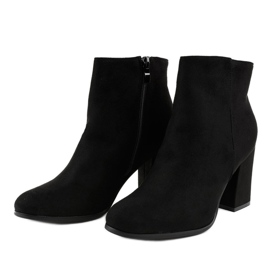 Botas negras aisladas en el poste G-7656 negro 2