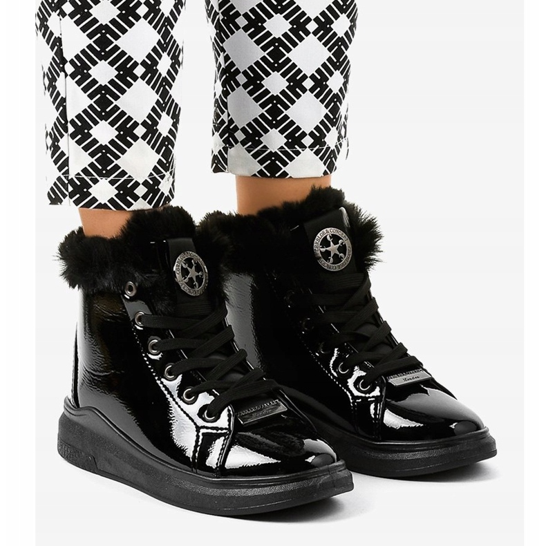 Zapatillas cálidas lacadas en negro TL135-6 1