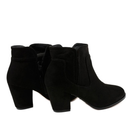 Botas negras aisladas en el poste A8123 negro 2