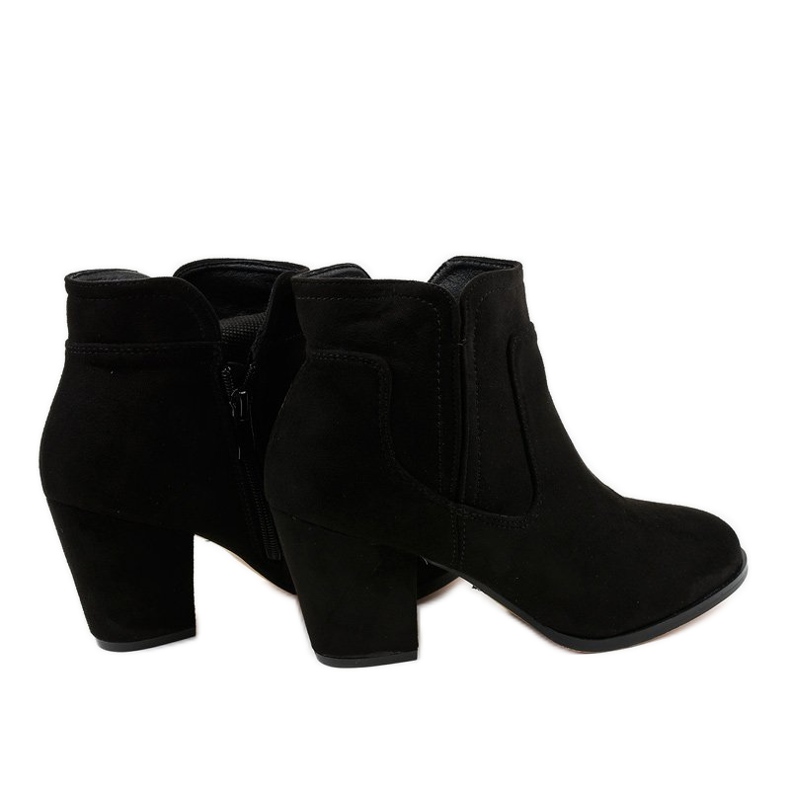 Botas negras aisladas en el poste A8123 negro 2