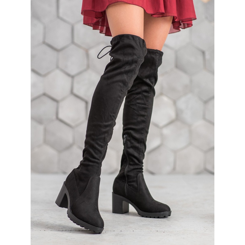 Small Swan Mosqueteros de ante en un pilar negro 1 Small Swan Mosqueteros de ante en un pilar negro 1