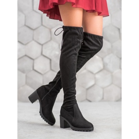 Small Swan Mosqueteros de ante en un pilar negro 2 Small Swan Mosqueteros de ante en un pilar negro 2