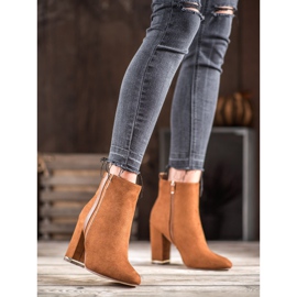 Erynn Botas de ante con cinturón decorativo marrón 1