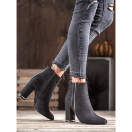Erynn Botas de ante con cinturón decorativo negro 5