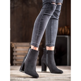 Erynn Botas de ante con cinturón decorativo negro 6