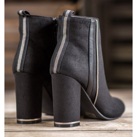 Erynn Botas de ante con cinturón decorativo negro 3