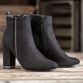 Erynn Botas de ante con cinturón decorativo negro 4