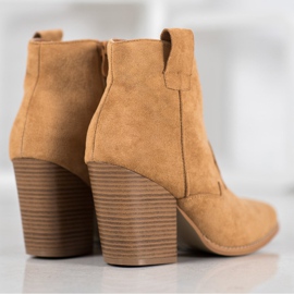 Botas de vaquero de gamuza en el pilar beige 3