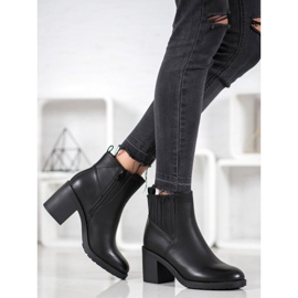 Botas casuales en un poste negro 2