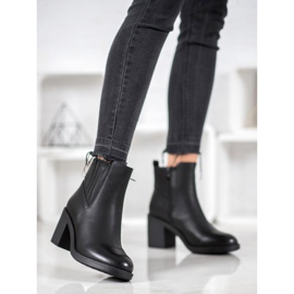 Botas casuales en un poste negro 3