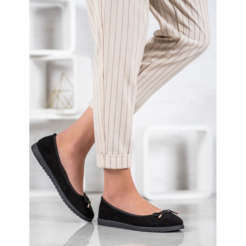 Sixth Sense Bailarina con un lazo negro 1