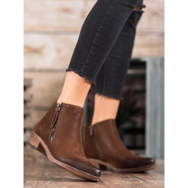 Kylie Vaqueras en el control deslizante marrón 1 Kylie Vaqueras en el control deslizante marrón 1