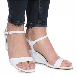 Sandalias lacadas en blanco sobre un delicado tacón de cuña Queen 2