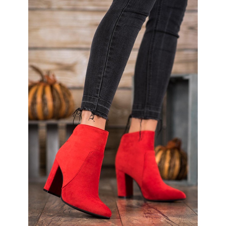 Ideal Shoes Botas clásicas en un poste rojo 2