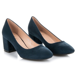 Fama Zapatos de tacón de ante en un pilar azul 2