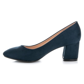 Fama Zapatos de tacón de ante en un pilar azul 4