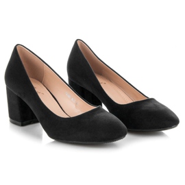 Fama Zapatos de tacón de ante en un pilar negro 2