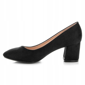 Fama Zapatos de tacón de ante en un pilar negro 5