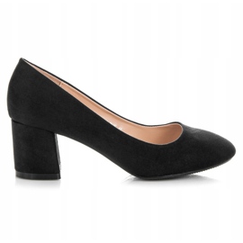 Fama Zapatos de tacón de ante en un pilar negro 3