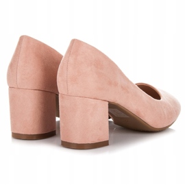 Fama Zapatos de tacón de ante en un pilar rosado 2