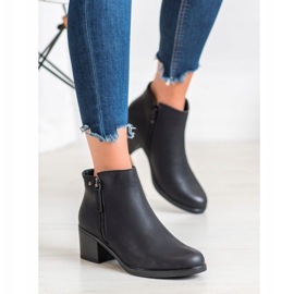 Botines negros en un poste 2