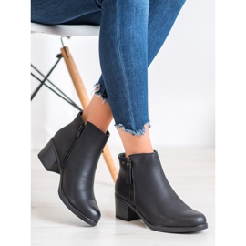 Botines negros en un poste 3