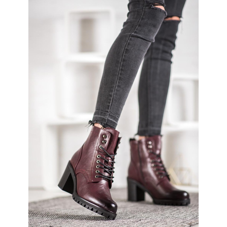 M.Daszyński Botines con cordones en un poste rojo 1