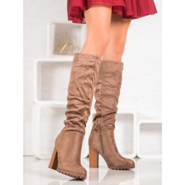 Evento Botas con estilo en un pilar marrón 2