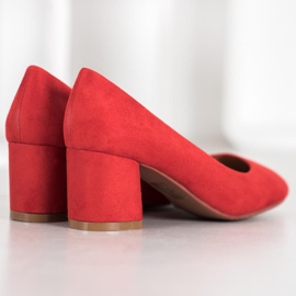 Fama Zapatos de tacón de ante en un pilar rojo 2