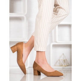 Fama Bombas en un pilar marrón 1 Fama Bombas en un pilar marrón 1