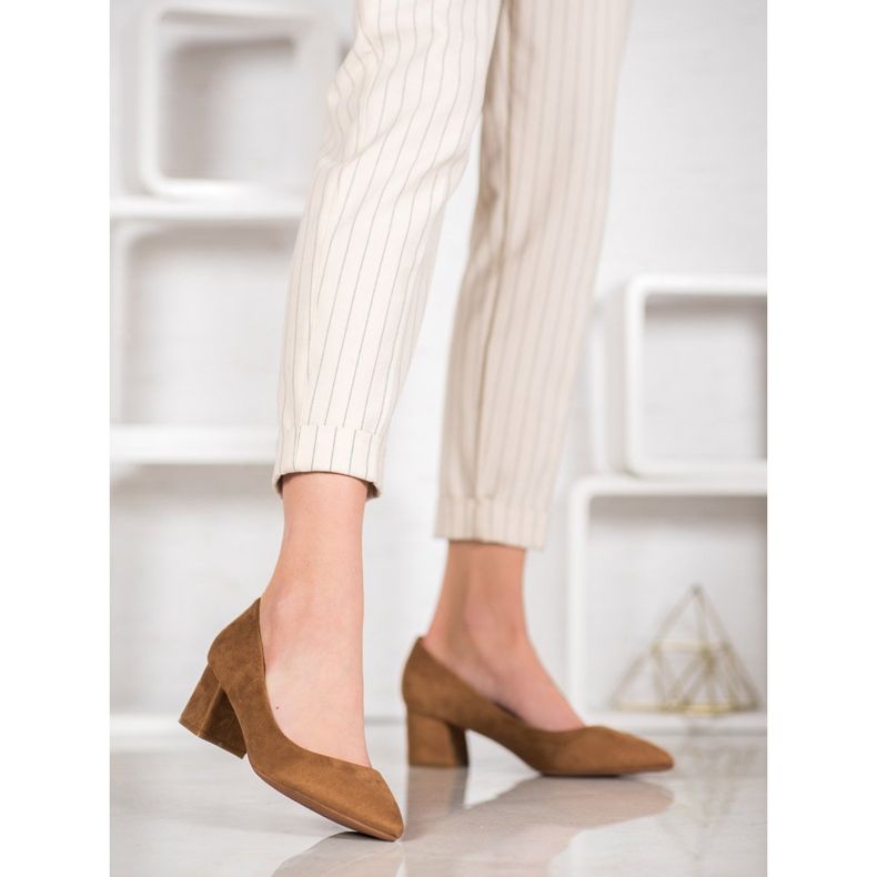 Fama Bombas en un pilar marrón 2 Fama Bombas en un pilar marrón 2