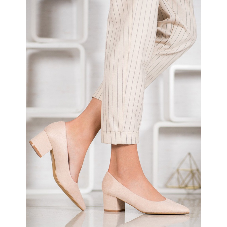 Ideal Shoes Bombas de gamuza en tacones altos marrón 2