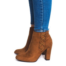 Botines de ante en un poste BS063 Camel marrón 2