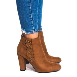 Botines de ante en un poste BS063 Camel marrón 4