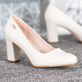 Sergio Leone Bombas cómodas en un pilar marrón 1 Sergio Leone Bombas cómodas en un pilar marrón 1