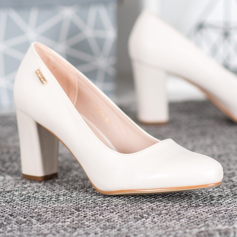 Sergio Leone Bombas cómodas en un pilar marrón 1