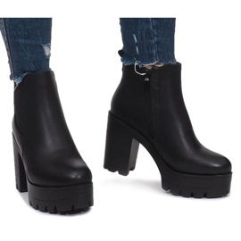 Botas negras en un poste de Fanny negro 1