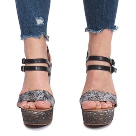 Sandalias negras en una cuña de trucha negro 1