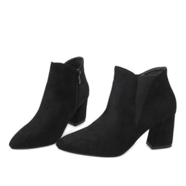 Botines de ante negro en el poste 4826 4