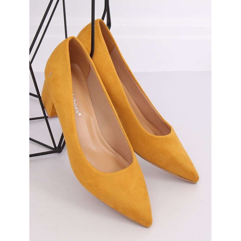 Salón con tacones bajos miel A-3370 Amarillo 1 Salón con tacones bajos miel A-3370 Amarillo 1