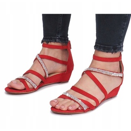 Sandalias rojas en un delicado tacón de cuña Gossamer rojo 4