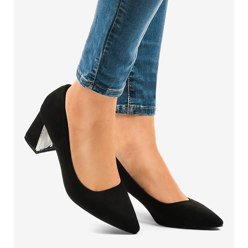 Zapatos de tacón de ante negro en el pilar L439 2