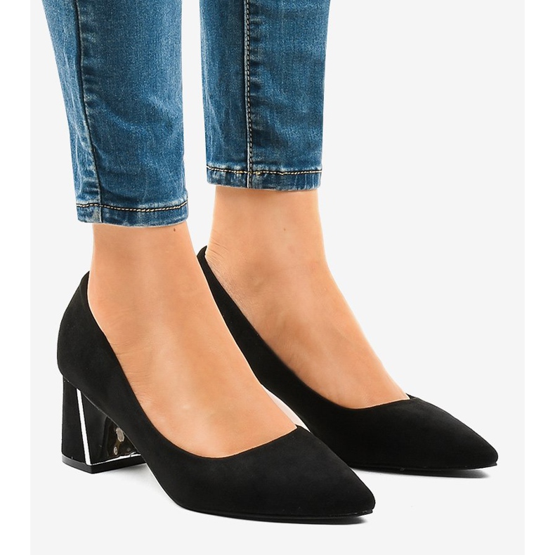 Zapatos de tacón de ante negro en el pilar L439 1